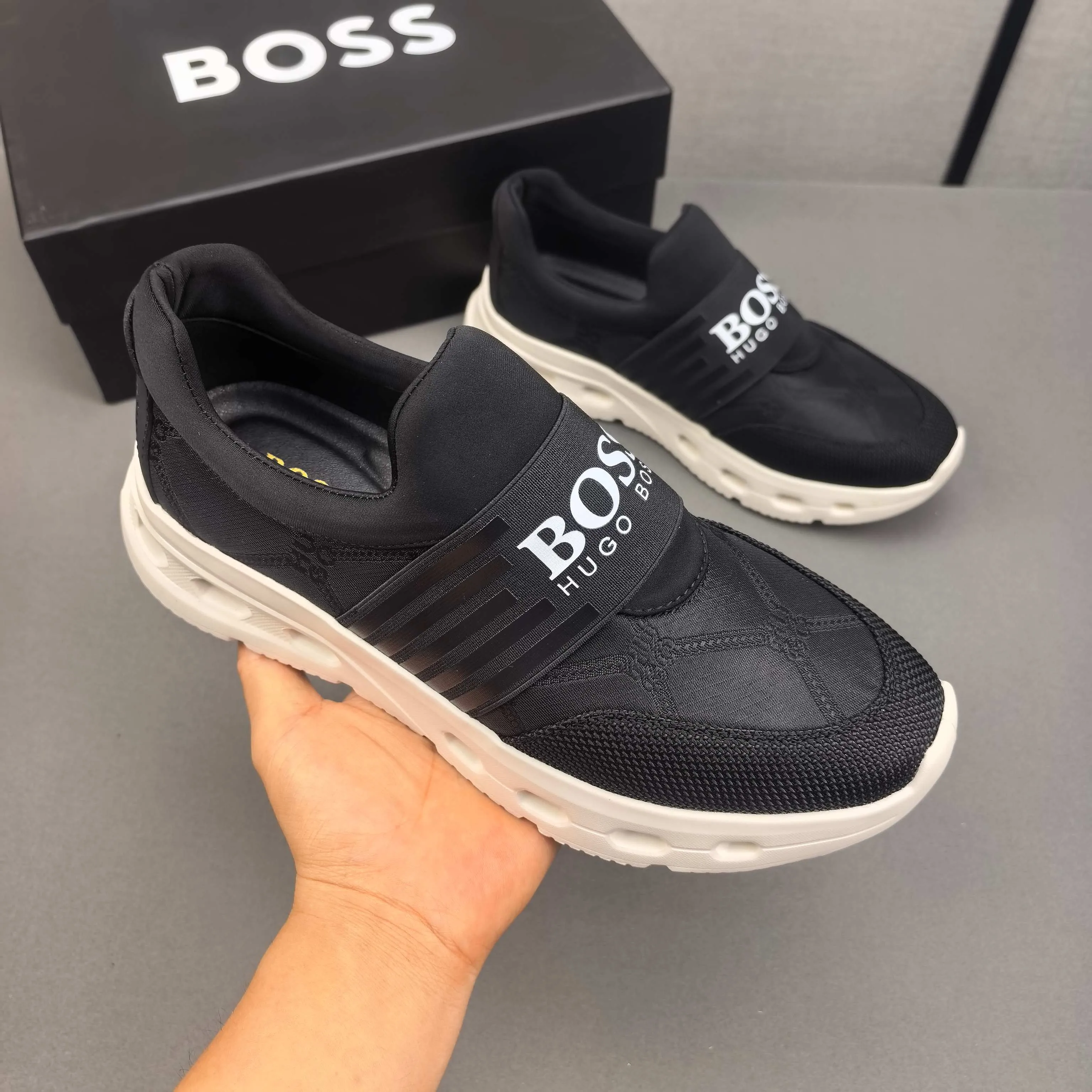 PP420❣️❣️❣️BOSS’s new 🆕low-top casual sneakers, made of breathable mesh, with brand signature details on the shoe collar to enhance style. Fashionable and versatile, it can complement any look. With a sophisticated design that is both dynamic and modern, this new must-have shoe adds a new dimension to Dior's legacy, displaying modern elegance. Men's shoes 38-44 45🉑️customized